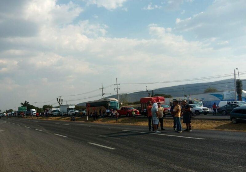 Habitantes De Santa Rosa Jauregui Cierran La Carretera A San Luis